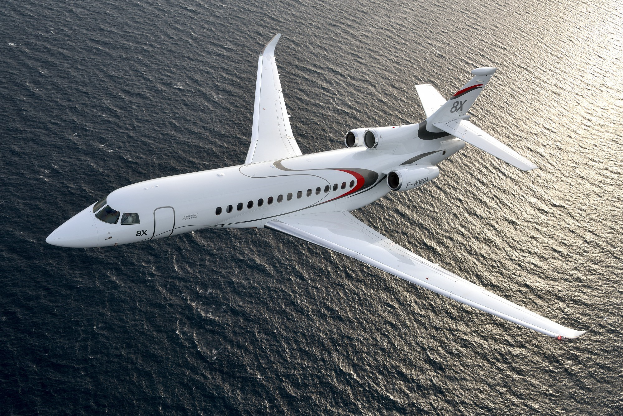 Jet privé illuminé la nuit